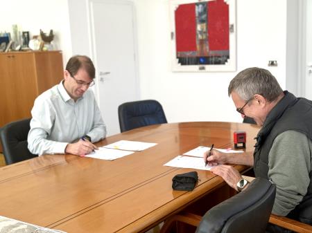 Podpis pogodbe za digitalno interp (3)